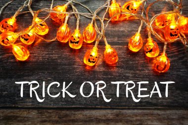 Cadılar Bayramı konsepti düz yatıyordu Tahta arka planda şaka ya da şeker alfabesi harfleri