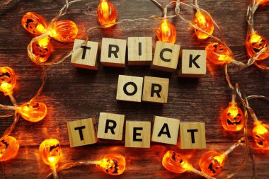 Cadılar Bayramı konsepti düz yatıyordu Tahta arka planda şaka ya da şeker alfabesi harfleri