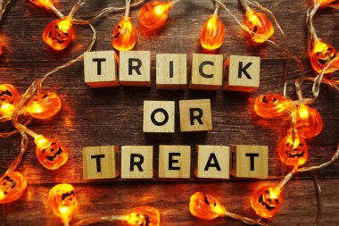 Cadılar Bayramı konsepti düz yatıyordu Tahta arka planda şaka ya da şeker alfabesi harfleri