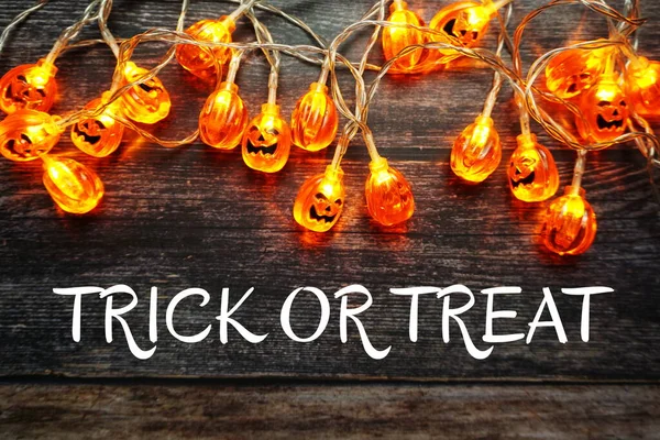Halloween Koncept Byt Ležel Trick Treat Abeceda Písmena Dřevěném Pozadí — Stock fotografie