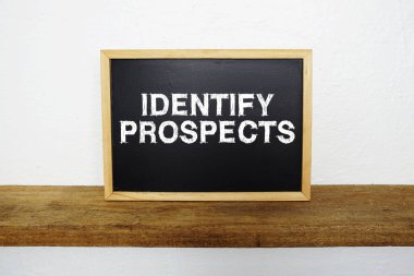 Tahtada tahta raf ve beton zemin ile yazılmış gelecek metnini tanımla