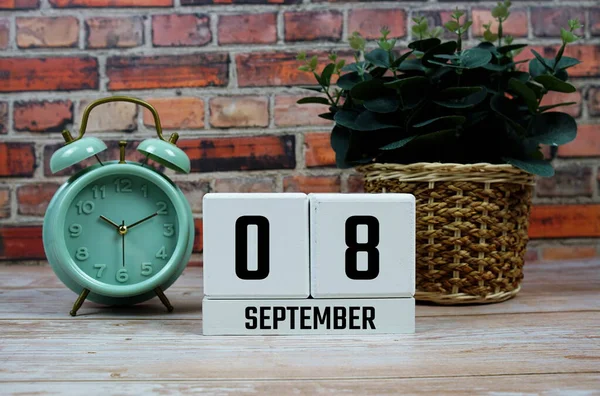 Tahta Takvim 8 Eylül 'ü gösteriyor. 8 Eylül ayı.