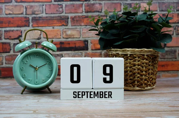 Tahta Takvim 9 Eylül tarihini gösteriyor. 9 Eylül ayı.
