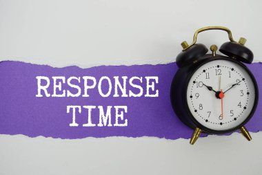 Yatay ve alarmlı saati yırtılmış beyaz kağıt ile mor üzerine tepki süresi metni