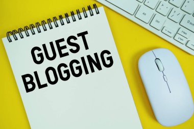 Beyaz klavye ve sarı arkaplanda kablosuz fare içeren 