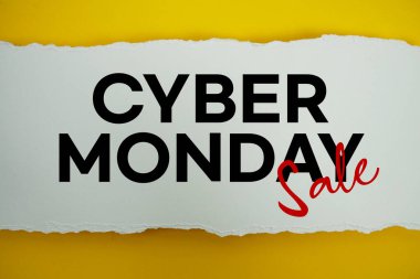 Beyaz kağıt üzerindeki Siber Pazartesi metni sarı arkaplanda yatay olarak yırtıldı