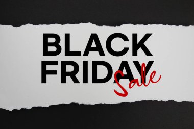 Siyah Cuma İndirim metni beyaz kağıt üzerinde yırtılmış siyah arkaplan yatay