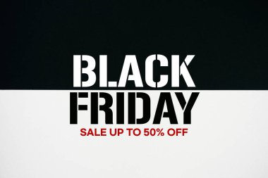 Kara Cuma indirimi siyah beyaz arka planda% 50 'ye varan indirimli metin
