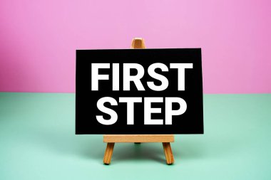 Pembe ve yeşil arkaplanda alarmlı ilk adım metni