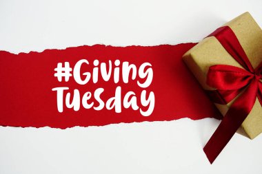 Kırmızı arkaplanda hediye kutusu olan Salı metni veriliyor