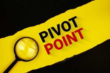 Siyah kağıt yırtılmış ve büyüteçle sarı üzerine Pivot Point metni