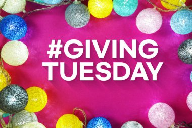 Pembe arka planda LED Hafif Pamuk Top Dekorasyonu ile Salı metni veriliyor