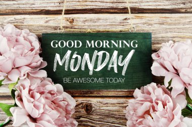 Günaydın pazartesi. Bugün ahşap tahtaya yazılmış, ahşap arka planda çiçek süslemesi olan harika bir yazı var.