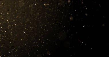 Altın parıltılı yağmur ve altın parçacıkları bokeh ışığıyla parıldıyor. Altın kıvılcımlar fışkırıyor, ışıldıyor, lüks siyah uzay arka planında parıldıyor.