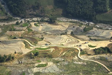 Görüntü, teraslanmış alanın yağlıboya gibi güzel. Yen Bai Eyaleti, Vietnam 'da mu Cang Chai pirinç büyümeye başlamadan önce zaman sulama sezonunda teraslı pirinç alan kavisli çizgiler