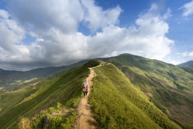 Ta Xua Komün, Bac Yen ilçe, oğlu La il, Vietnam - 20 Mayıs 2018: Hiking turist omurga ve Ta Xua dağların üst üzerinde iz keşfetmek. Bu çok popüler bir turistik yer