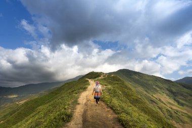 Ta Xua Komün, Bac Yen ilçe, oğlu La il, Vietnam - 20 Mayıs 2018: Hiking turist omurga ve Ta Xua dağların üst üzerinde iz keşfetmek. Bu çok popüler bir turistik yer