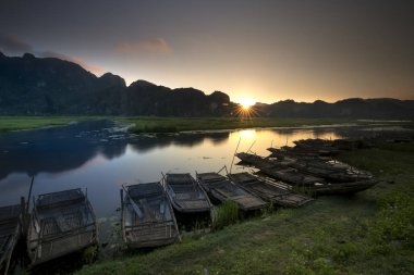 büyülü şafak güneş ışınları ve su yansıması ile Van uzun sulak rezerv üzerinde. Van uzun sulak rezerv Ninh Bnh Eyaleti, Vietnam