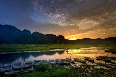 büyülü şafak güneş ışınları ve su yansıması ile Van uzun sulak rezerv üzerinde. Van uzun sulak rezerv Ninh Bnh Eyaleti, Vietnam