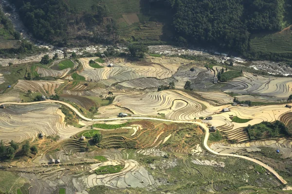 Görüntü, teraslanmış alanın yağlıboya gibi güzel. Yen Bai Eyaleti, Vietnam 'da mu Cang Chai pirinç büyümeye başlamadan önce zaman sulama sezonunda teraslı pirinç alan kavisli çizgiler