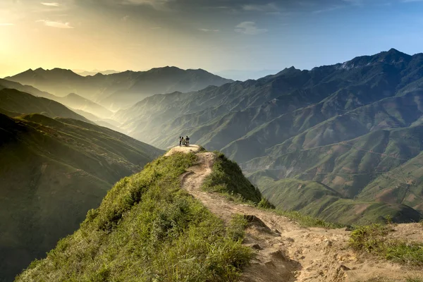 Ta Xua Komün, Bac Yen ilçe, oğlu La il, Vietnam - 20 Mayıs 2018: Hiking turist omurga ve Ta Xua dağların üst üzerinde iz keşfetmek. Bu çok popüler bir turistik yer