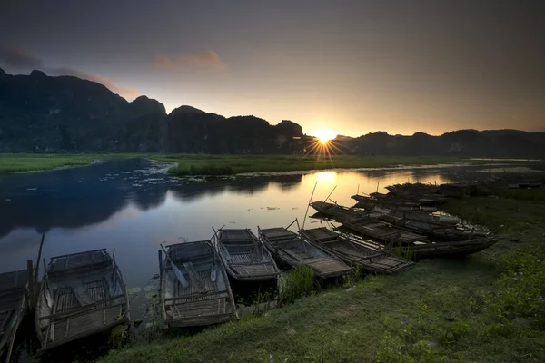 büyülü şafak güneş ışınları ve su yansıması ile Van uzun sulak rezerv üzerinde. Van uzun sulak rezerv Ninh Bnh Eyaleti, Vietnam