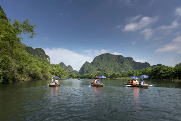 dağın tepesinde içinde Ninh Binh Eyaleti Vietnam üzerinden Tam Coc Bich Dong görünümünde sivil toplum örgütü Dong nehrinde görkemli sahne