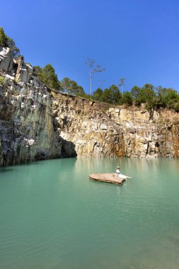 Da Lat City, Vietnam - 10 Kasım 2018: genç turist üzerinde göl terk edilmiş. Bahar dağlarında turkuaz şeffaf Gölü 