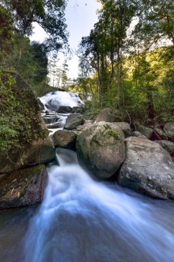Vietnam tropikal ormanda küçük şelale uzun pozlama
