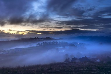 Sabahın erken saatlerinde bulutlu bir vadinin Da lat şehirde, Vietnam büyülü bir görüntü