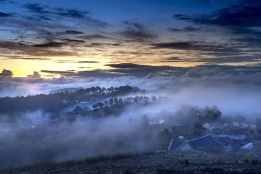 Sabahın erken saatlerinde bulutlu bir vadinin Da lat şehirde, Vietnam büyülü bir görüntü