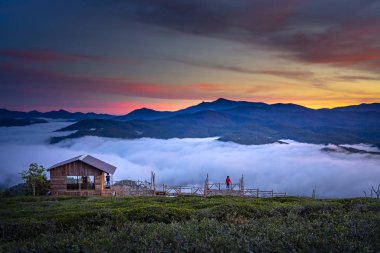 Da Lat kasaba, Lam Dong eyaleti, Vietnam - 13 Kasım 2018: fotoğrafçılar bir grup Vietnam Dalat kasabada düğün fotoğrafçılığı yapıyor. Güneşli bir günde dağlarda güzel bir düğün