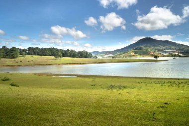 Yeşil çayır ve göl Da Lat, Vietnam için güzel güneş ışığı 