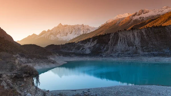 冰和火 位于马纳斯卢峰地区的喜马拉雅美丽的大山湖 免版税图库照片