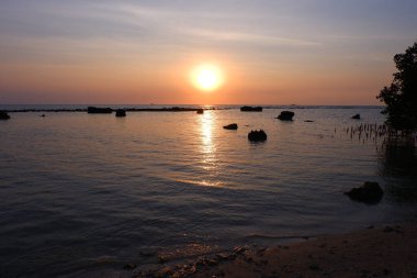 Denizde gün batımı, güzel dijital fotoğraf