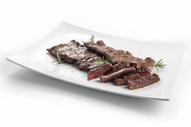 Kare beyaz tabak dilimli etek biftek ve biberiye