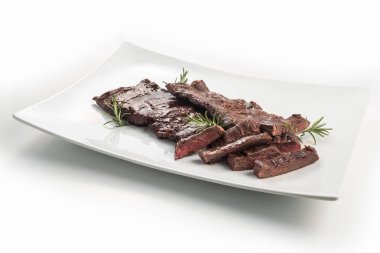 Kare beyaz tabak dilimli etek biftek ve biberiye