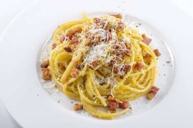 Makarna yemek spagetti carbonara peynir ile