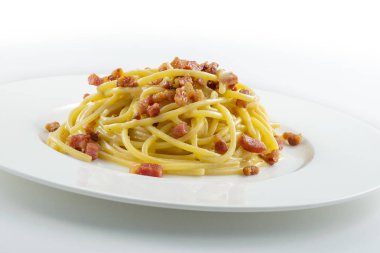 Beyaz yuvarlak tabak spagetti carbonara makarna 