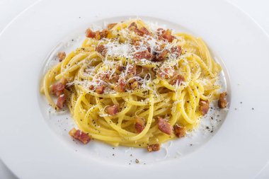 Makarna yemek spagetti carbonara peynir ile