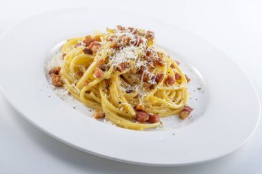 Makarna yemek spagetti carbonara peynir ile