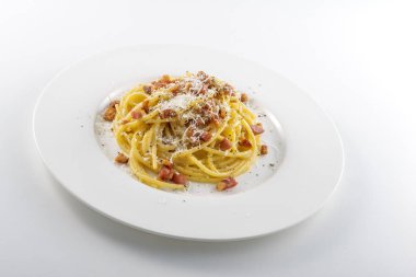 Makarna yemek spagetti carbonara peynir ile