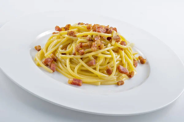 Biały Okrągły Talerz Makaronu Spaghetti Carbonara — Zdjęcie stockowe