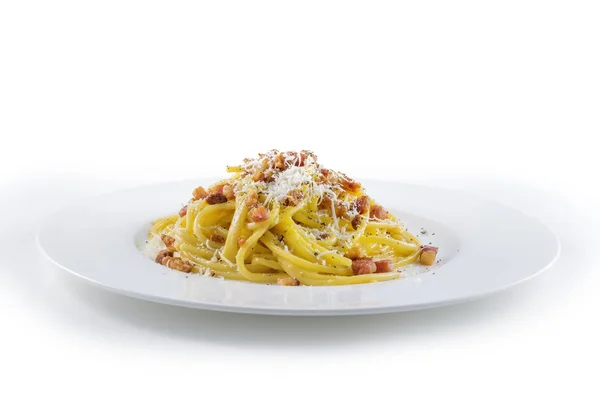 Makarna yemek spagetti carbonara peynir ile