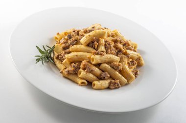 Yuvarlak beyaz tabak makarna makarna ile Bolognese yahni