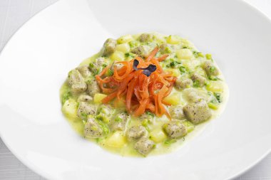 Karabuğday köfte patates brokoli ve salmonid alabalık krem ile plaka