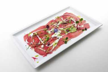 Kırmızı ton balığı carpaccio Pollock tarafından ilham ile plaka