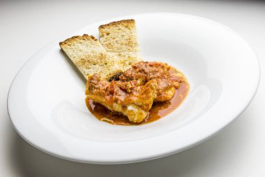 Kırmızı sos ve kızarmış ekmek rockfish güveç fileto balık plaka