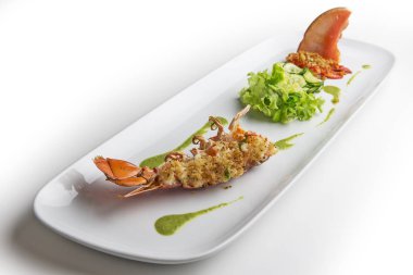 Yeşil salata ve kabak ile ıstakoz graten ile izole balık plaka