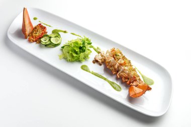 Yeşil salata ve kabak ile ıstakoz graten ile izole balık plaka